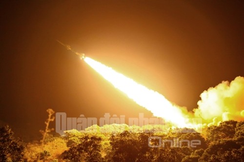 Tên lửa C75M bắn mục tiêu ban đêm